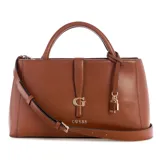 Cartera Guess modelo Carrie de color marrón, confeccionada en cuero sintético, con doble asa superior y correa de hombro ajustable. Presenta herrajes dorados, logo frontal de la marca y detalle de llavero colgante con candado.