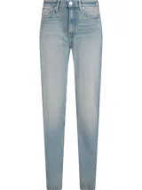 Pantalón de jean celeste de corte recto, con cierre de botón y cremallera, cinco bolsillos y parche de cuero con logo de Tommy Hilfiger en la parte trasera.