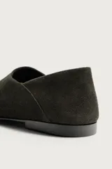 Mocasín casual para hombre de piel con acabado en serraje, en color verde militar, con punta redonda y suela ultrafina a tono.