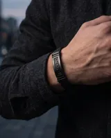 Pulsera de acero inoxidable en color negro con diseño de guarda griega y banda de goma integrada.