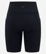 Bermuda ciclista de microfibra color azul, con ajuste al cuerpo y bolsillo lateral funcional. Diseño deportivo de tiro alto.