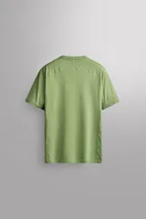Remera de entrenamiento regular fit de Zara Athleticz, confeccionada en tejido técnico verde melange con estructura, ligero y elástico. Cuenta con tecnología Quick Dry nivel 2, cuello redondo, manga corta, costuras planas y detalle de logo estampado.