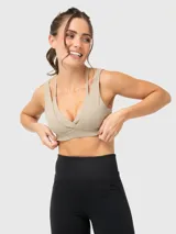 Top deportivo color beige con escote cruzado y tirantes finos.