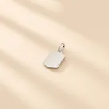 Dije de plata 925 con diseño rectangular y acabado liso, apto para grabar.