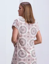 Vestido corto estampado con mandalas, escote en V, manga corta y forro interno.