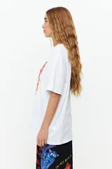 Remera blanca de algodón con estampa de motivos de jungla en el frente.