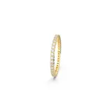 Anillo dorado con piedras blancas incrustadas alrededor de toda la circunferencia.