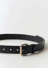 Cinturón negro de cuero con hebilla metálica dorada cuadrada.