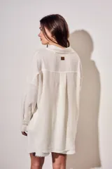 Camisa oversize de lino y viscosa color celeste, con cuello clásico, cierre frontal con botones y mangas largas.