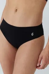Bombacha tipo bikini de microfibra sin costuras, con tiro medio y logo estampado en el frente. Cuenta con refuerzo de algodón en la entrepierna.