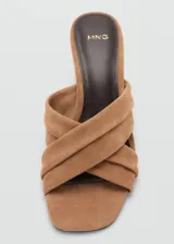 Sandalias de tacón kitten color marrón tostado, confeccionadas en piel de caprino, con diseño destalonado, puntera cuadrada abierta y tiras cruzadas en el empeine.