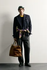 Blazer cruzada Zara para hombre, corte relaxed fit, de color azul marino con botones dorados metálicos. Presenta cuello con solapas de pico, bolsillos con solapa en la cadera y bolsillo de vivo en el pecho.