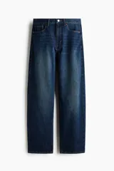 Jean de denim azul oscuro con diseño de piernas curvas y corte holgado de tiro medio.