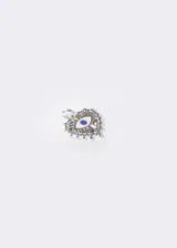 Dije plateado con forma de corazón y diseño de ojo turco con pupila azul, iris blanco y contorno plateado.