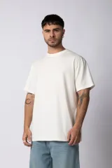 Remera de corte regular, color beige, con cuello redondo y mangas cortas.