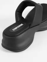 Sandalia tipo ojota con plataforma, de diseño minimalista con tiras anchas y base de goma ligera.