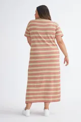 Vestido largo de tejido de punto, color beige, con rayas horizontales en tonos rosado y marrón. Tiene cuello redondo, mangas cortas y abertura lateral en la falda.