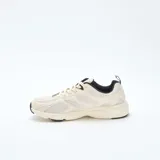 Zapatillas deportivas de estilo urbano confeccionadas en malla y material sintético. Presentan una combinación de colores en crema, negro y verde, con suela robusta y diseño ergonómico.
