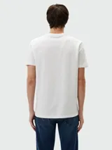 Camiseta blanca de manga corta marca BOSS, con estampado rectangular vertical en el lateral izquierdo que incluye una fotografía de paisaje urbano en tonos azules y grises.