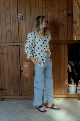 Cartera tipo canasto color marrón, con forma de cubo y diseño tejido. Incluye una bolsa interior de tela color chocolate con cierre.