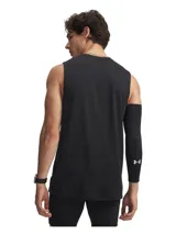 Musculosa deportiva Under Armour de corte holgado, confeccionada en tejido ligero y transpirable con tecnología de secado rápido y control de olores. Presenta cuello alto y aberturas laterales en el bajo para mayor libertad de movimiento.