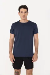 Remera deportiva azul marino de corte clásico, confeccionada en tejido de poliamida y elastano con tecnología drifit y protección UV50+.