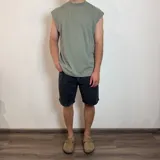 Musculosa blanca de corte holgado y sisas amplias.