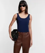 Blusa musculosa color gris claro, con escote en U y breteles anchos. Confeccionada en poliamida y poliéster.