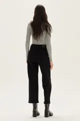 Jean de tiro alto y pierna ancha, color negro.