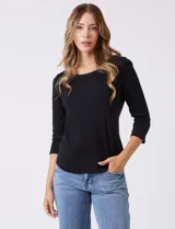 Remera básica de algodón con cuello redondo y mangas tres cuartos. Presenta un corte ajustado y ruedo redondeado.