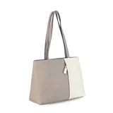 Cartera tipo tote de cuero sintético con diseño combinado en tono gris y blanco, textura granulada, asas largas para el hombro y cierre superior.