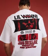 Remera blanca de corte holgado con estampado de Lil Wayne en la espalda.