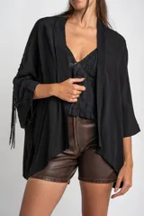 Kimono negro de mangas 3/4 con detalle de flecos en los hombros.