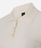 Blusa polo corta de algodón con elastano, color marfil, de manga corta con borde tipo frufrú, cuello camisero y cierre frontal con tres botones.