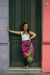 Falda larga de tul con estampado de hortensias en tonos fucsia, celeste, amarillo y verde.