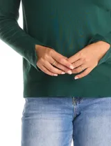 Polera de cuello alto confeccionada en tejido de punto fino, con mangas largas y detalle de tajo en los puños.