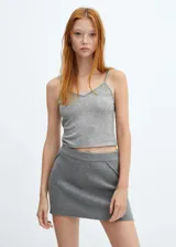 Top gris de punto con tirantes finos y escote en V.