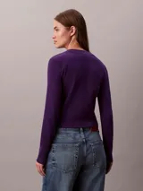 Remera Calvin Klein de manga larga y corte ajustado, color morado, confeccionada en tejido acanalado con cuello redondo. Presenta el monograma de la marca bordado en el centro del pecho.