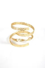 Brazalete dorado con diseño texturizado en espiral.