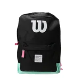 Mochila Wilson Sporting negra con logo blanco grande y base verde agua. Tiene un bolsillo frontal con etiqueta con el logo de la marca y detalles en rosa.