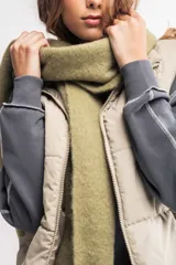 Bufanda larga color verde musgo, de tejido grueso y textura suave.