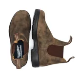Bota tipo chelsea Blundstone modelo 585, confeccionada en cuero premium rústico color marrón. Presenta diseño de punta redonda, elásticos laterales a tono, tiradores en la parte superior y suela de TPU de alta durabilidad con entresuela acolchada.