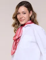 Bandana de satén cuadrada con estampado paisley y arabescos.