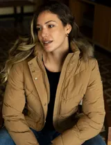 Campera acolchada color camel, marca Michael Kors, con cierre central con cremallera y botones a presión, bolsillos delanteros, puños elastizados, herrajes dorados con logo, y capucha desmontable con borde de piel sintética.