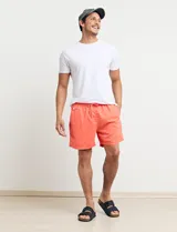 Short de baño color verde con cintura elastizada y cordón ajustable.