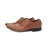 Zapato de vestir acordonado color camel, de cuero, con suela de goma negra.