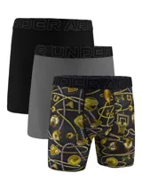 Pack de tres bóxers Under Armour Performance Tech de malla, con cintura elástica con logo y bragueta funcional. Incluye un bóxer liso negro, uno liso gris y uno con estampado dorado y negro.