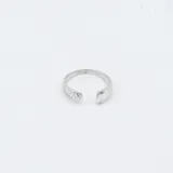 Anillo de plata 925 con diseño orgánico y superficie con acabado martillado.