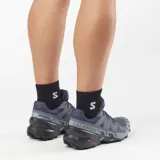 Calzado de trekking Salomon modelo Speedcross 6, en tonos gris y verde claro, diseñadas para trail running con suela de gran tracción y cordones de ajuste rápido.