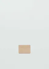 Porta documentos efecto piel color beige, con múltiples ranuras para tarjetas y diseño minimalista.